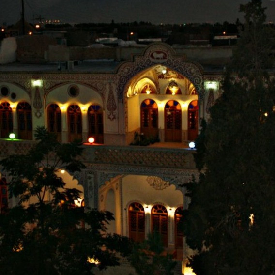 پشتیبانی آنلاین اقامتگاه سنتی خادمی کاشان