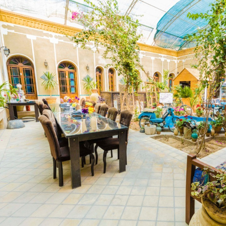 پشتیبانی آنلاین اقامتگاه سنتی دوستانه یزد