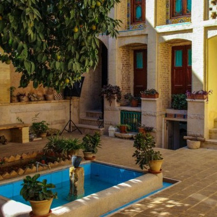 پشتیبان آنلاین اقامتگاه بوم گردی لوتوس شیراز