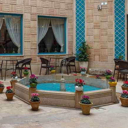 پشتیبان آنلاین هتل وکیل شیراز