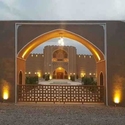 پشتیبانی آنلاین اقامتگاه سنتی قلعه وزیر میبد