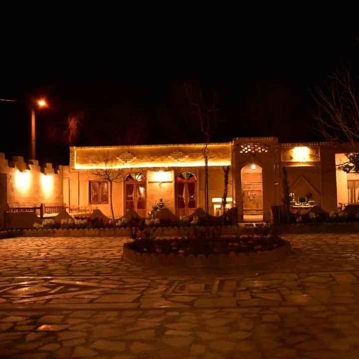 پشتیبانی آنلاین اقامتگاه بوم گردی موبد آباده