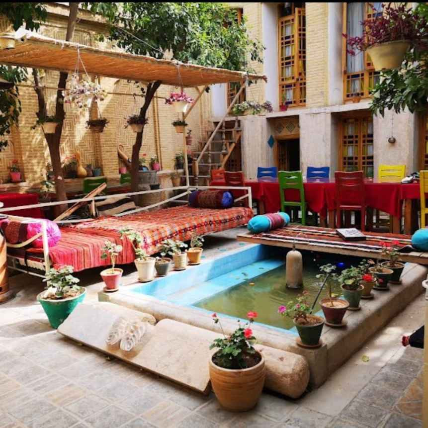 پشتیبان آنلاین اقامتگاه بوم گردی عمارت هفت رنگ شیراز