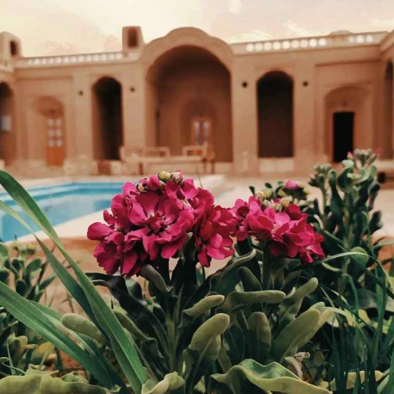 پشتیبانی آنلاین اقامتگاه بومگردی عمارت هشت طاق طبس