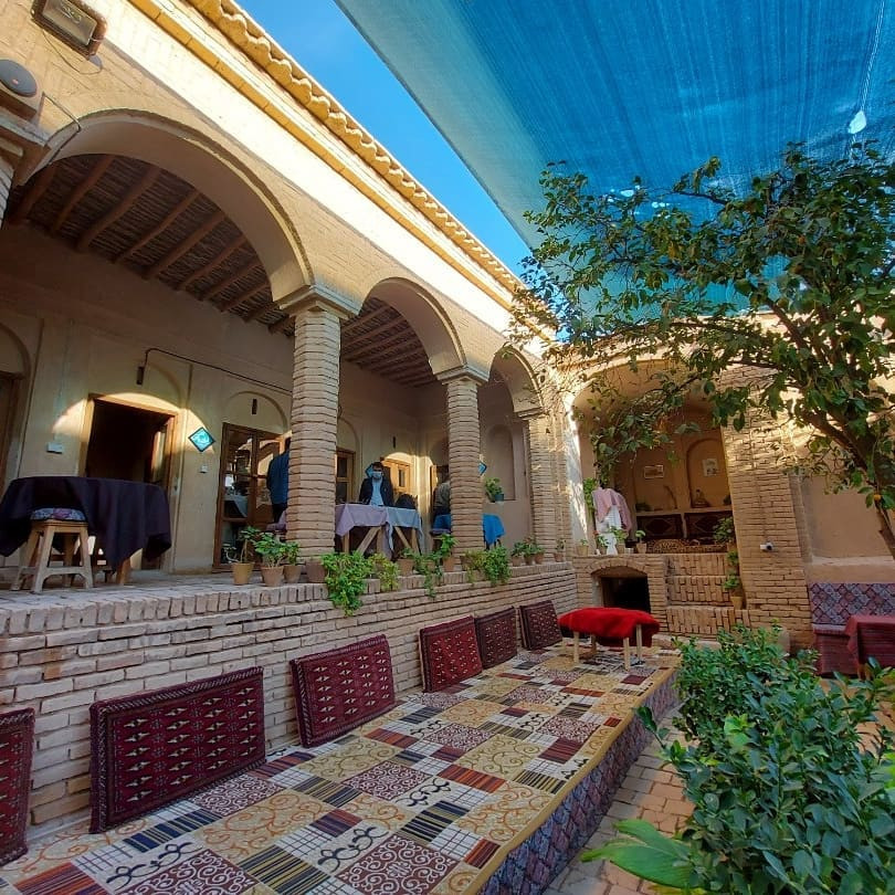 پشتیبان آنلاین اقامتگاه بوم گردی سرای آ بی بی نی‌ریز